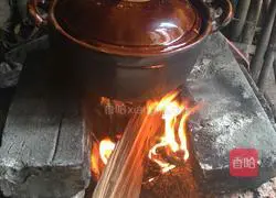 Illustration of how to make preserved meat clay pot rice 1