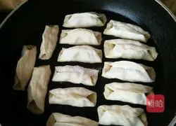 Illustration of home-style pot stickers 8