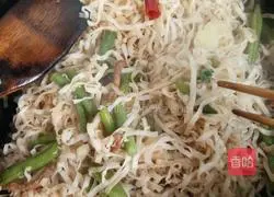 Illustration of how to make braised noodles with shredded pork and beans 7