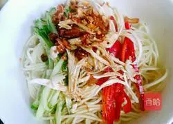 Illustration of how to make cold shredded chicken noodles 6