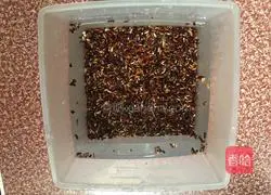 Illustration of how to make black rice and red date porridge 2