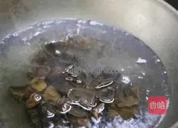 Illustration of how to make chive spring rolls 2