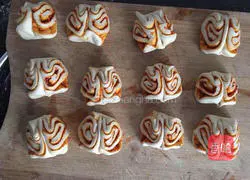 Illustration of how to make pepper rolls 13