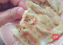 Illustration of how to make three-sided pot stickers 8