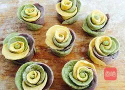 Illustration of how to make colorful rose rolls 13