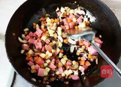 Illustration of how to make braised rice with ham and mixed vegetables 3