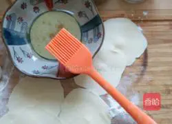 Illustration of how to make milk-flavored flower rolls 5