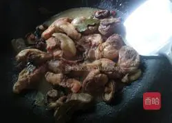 Illustration of how to make chicken whole leg and mushrooms claypot rice 4
