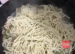 Illustration of how to make braised beans and noodles 8