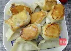 Illustration of how to make pot stickers stuffed with pork and chives 16