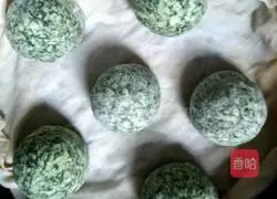 Illustration of how to make carrot and cherry steamed buns (carrot leaves) 9