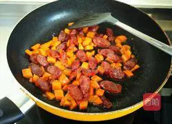 Illustration of how to make sausage braised rice 6