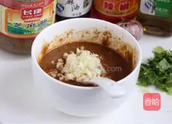 Illustration of how to make cold noodles with shredded chicken and sesame sauce 3