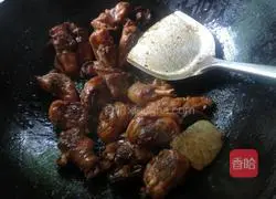 Illustration of how to make chicken whole leg and mushroom clay pot rice 8