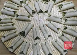 Illustration of how to make leek, egg and shrimp skin pot stickers 9