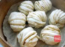  Illustration of how to make salt and pepper rolls 24