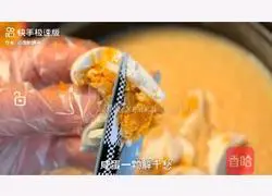Illustration of how to make salted egg and shrimp porridge 5