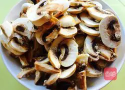 Illustration of how to make chicken breast, mushroom, and red sauce Italian dill noodles 3