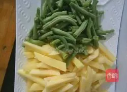 Illustration of how to cook noodles in iron pot 4