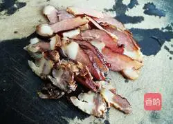 Illustration of how to make bacon clay pot rice 4