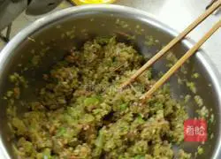 Illustration of how to make celery and meat pot stickers 15