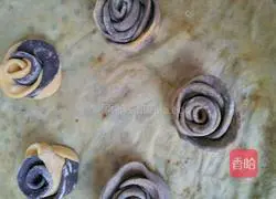 Illustration of how to make rose rolls 16