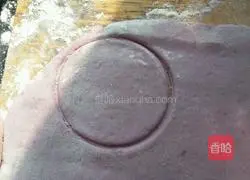 Illustration of how to make Chinese Valentine's Day rose rolls 6