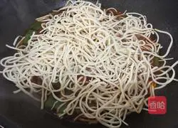 Illustration of how to make braised noodles with soy sauce beans 10