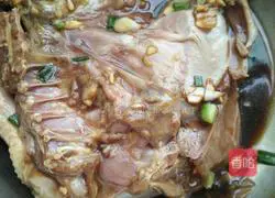 Illustration of how to bake chicken in rice cooker 3