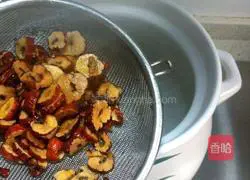 Illustration of how to make millet and red date porridge 2