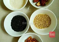 Illustration of how to make red dates and black rice porridge 1