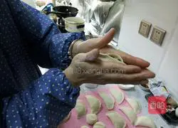 Illustration of how to make a leek box 13