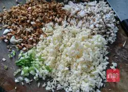 Illustration of how to make spring rolls stuffed with shepherd's purse 2