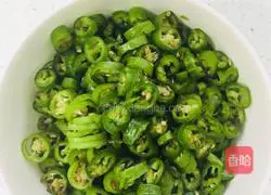 Illustration of how to make Guokui spicy sauce 2