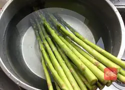 Illustration of how to make asparagus with oil and seaweed steamed buns 1