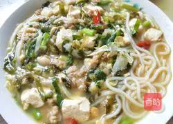 Illustration of how to make small pot Yunnan Cross-Bridge Rice Noodles 6