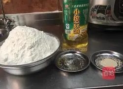 Illustration of how to make rose rolls 1