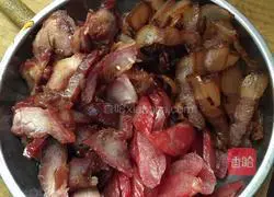 Bacon, sausage, barbecued pork, salted egg claypot rice Practice illustration 2