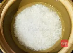 Illustration of how to make salt-baked chicken and braised egg clay pot rice 3