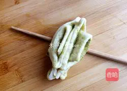 Illustration of how to make sweet bean noodle flower rolls 15