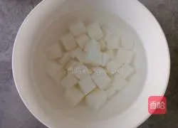 Illustration of how to make stomach-nourishing yam and millet porridge 2