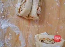 Illustration of how to make pumpkin rolls 6