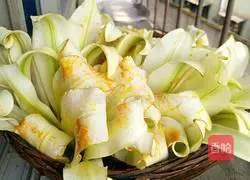 Illustration of how to make lily rolls 1