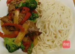 Illustration of how to make colorful pepper duck cold noodles 7