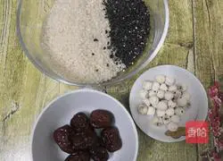 Illustration of how to make black rice, lotus seeds and red date porridge 1