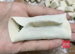 Mutton Illustration of how to make chive pot stickers 6