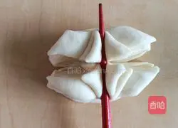 Illustration of how to make handmade flower rolls 7