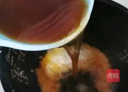 Illustration of how to make astragalus and chrysanthemum porridge 11