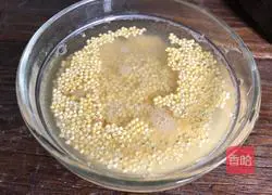 Illustration of how to make white fungus and millet porridge 5