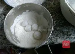 Illustration of how to make black sesame and osmanthus Lantern Festival 7